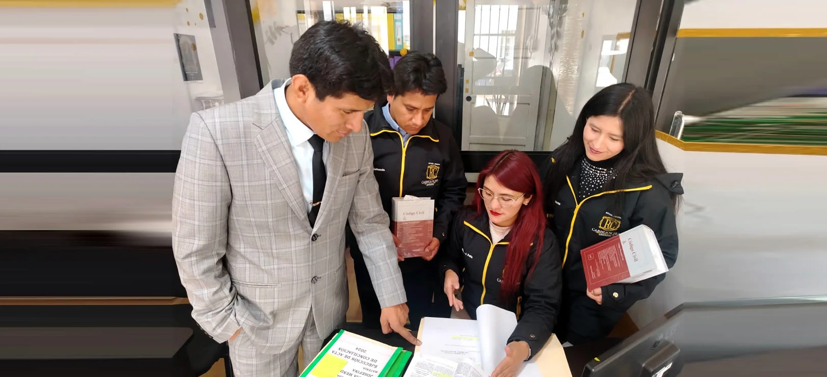 Equipo jurídico revisando un caso